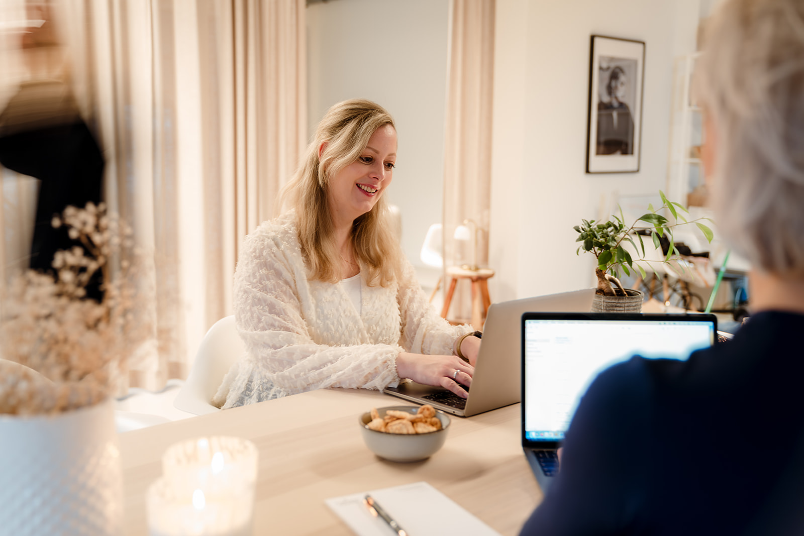 Afbeelding van content marketeers aan het werk als visual bij de pagina over webteksten laten schrijven van De Contentmaker.