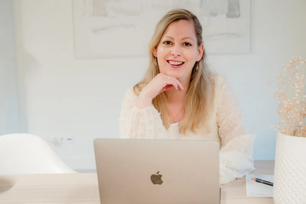 Portret van SEO-specialist Jenneke achter haar laptop.